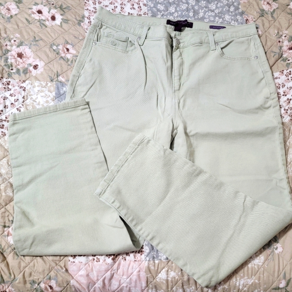 Gloria Vanderbilt, casual light green, pants, size 16W.